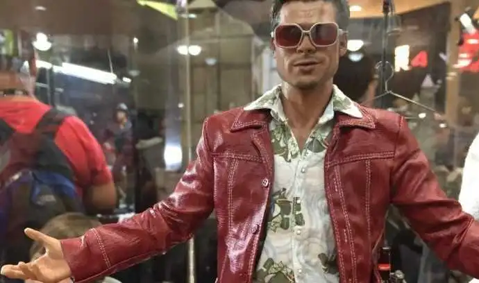 L'attore Brad Pitt, occhiali rettangolari indossati nel film cult Fight Club .