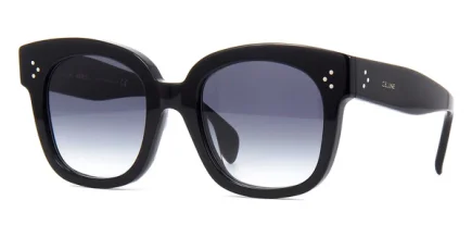 Gli occhiali da sole Celine CL4002UN sono un'ottima scelta per chi cerca un paio di occhiali dalla forma geometrica e dallo stile chic e disinvolto. Il marchio Celine Eyewear è noto per la sua attenzione al dettaglio e all'artigianalità, e questi occhiali non fanno eccezione. La montatura nera in acetato è resistente e leggera al tempo stesso, mentre le lenti grigie sfumate offrono una protezione efficace dai raggi UV. La forma geometrica dona un tocco di originalità e modernità al design, rendendoli perfetti per chi cerca un look elegante e unico. L'iconico logo Celine è presente sul frontale e sulle aste, conferendo agli occhiali un tocco di classe e di raffinatezza. Grazie alla loro versatilità, questi occhiali da sole possono essere indossati in qualsiasi occasione, sia per completare un outfit casual che per dare un tocco di stile a un look più formale. La combinazione di materiali di alta qualità e di design innovativo fa sì che questi occhiali siano un investimento duraturo e di valore. Grazie alla loro forma geometrica, sono perfetti per chi vuole distinguersi dalla massa e sperimentare uno stile personale e originale. In conclusione, gli occhiali da sole Celine CL4002UN sono un'ottima scelta per chi cerca un paio di occhiali eleganti e originali, senza rinunciare alla qualità e all'artigianalità. Con la loro montatura nera e le lenti grigie sfumate, sono perfetti per qualsiasi occasione e possono essere indossati da chiunque voglia distinguersi con stile e raffinatezza. Scopri tutta la Collezione Celine sul nostro shop online !  SPECIFICHE TECNICHE Acetato Nero Lucido, Lenti Grigio Sfumato Larghezza Ponte: 22mm Lunghezza Asta: 145mm Fitting: International Calibro: 54mm   Handmade in Italy Spese di spedizione: GRATIS